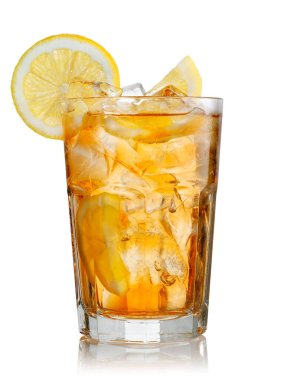 Beyaz arka planda izole edilmiş limon ve buzlu buzlu çay. Dosya kırpma yolu içeriyor