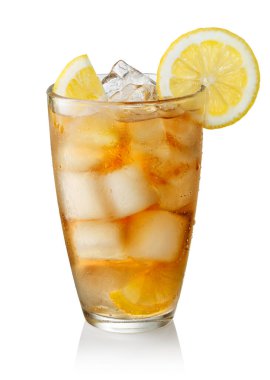 Beyaz arka planda izole edilmiş limon ve buzlu buzlu çay. Dosya kırpma yolu içeriyor