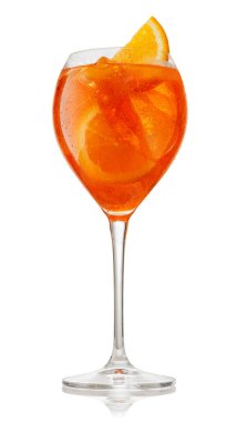 Beyaz arka planda izole edilmiş bir bardak soğuk aperol spreyi kokteyli. Dosya kırpma yolu içeriyor