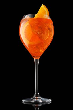Siyah arka planda izole edilmiş bir bardak soğuk aperol spreyi kokteyli. Dosya kırpma yolu içeriyor