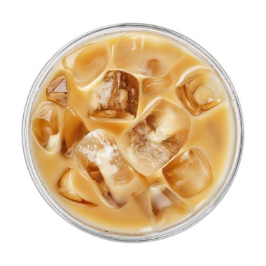 Sütlü buzlu kahvenin beyaz arka planda izole edilmiş plastik bardaktaki görüntüsü. Dosya kırpma yolu içeriyor