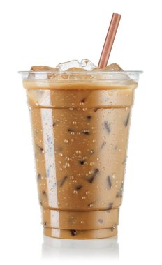 Sis kaplı, tek kullanımlık plastik bardakta sütlü buzlu kahve ve beyaz arka planda saman..