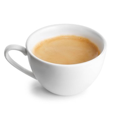 İçi taze demlenmiş kahveyle dolu espresso bardağı. Üstünde beyaz arka planda izole edilmiş krema var. Dosya kırpma yolu içeriyor