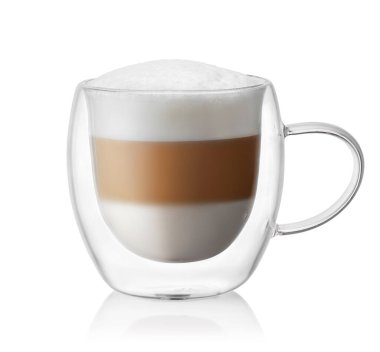 Beyaz arka planda çift duvarlı cam bardakta latte macchiato. Dosya kırpma yolu içeriyor