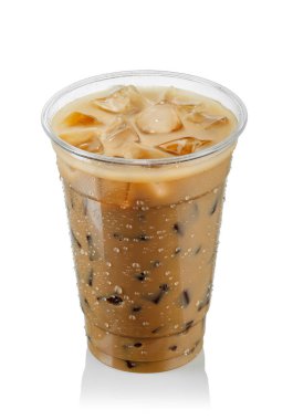 Beyaz arka planda izole edilmiş, tek kullanımlık sisli plastik bardakta buzlu kahve..