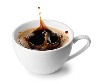 Beyaz arka planda izole edilmiş seramik espresso fincanının içine kahve sıçramış. Dosya kırpma yolu içeriyor