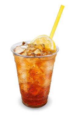 Beyaz arka planda izole edilmiş limon ve samanla birlikte tek kullanımlık sisli plastik bardakta buzlu çay..