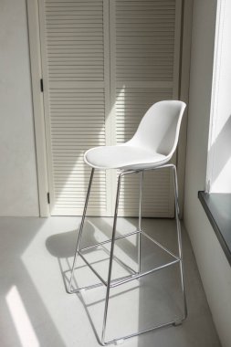 White room, glass windows, combined with the sunlight on the wall. Sunlight shadows on the wall