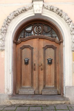 Tallinn 'de antik ahşap kemerli kapı, gezi, Estonya, Avrupa seyahati, manzara, mimari, tarih, hayvan yüzleri, monogram, arma