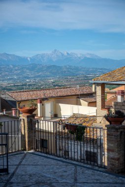 İtalya 'daki terastan dağ manzarası. Montepagano köyü, Roseto degli Abruzzi. Güneşli bir yaz günü. Avrupa 'ya seyahat, turizm. Döşemeli çatılar.