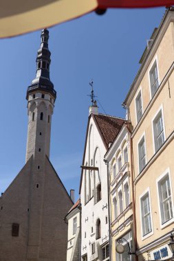 Şehrin mimarisinin bir dış kafe şemsiyesinin altından görünüşü. Avrupa, Tallinn, Estonya 'da Seyahat