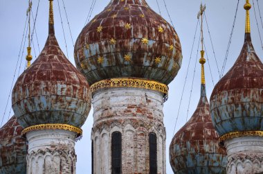 Hristiyan kilisesinde haçlı kubbeler, antika, haçlar, yıldızlar, pas, Rusya, seyahat
