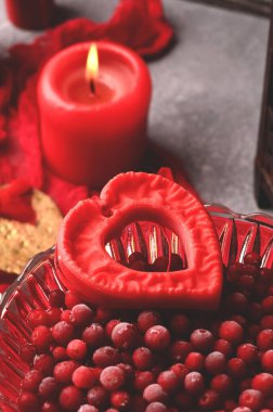 Kırmızı kalpli ve mumlu bir arka plan, Sevgililer Günü, renkli bir fotoğraf, mesajlaşma yeri.