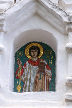 Bir Ortodoks kilisesinin duvarındaki azizin yüzü, mozaik, din, Ortodoksluk gelenekleri, antik mimari, Pskov, Rusya