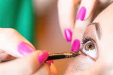 Makyaj sanatçısı göz farı sürüyor. Gözüne odaklan..