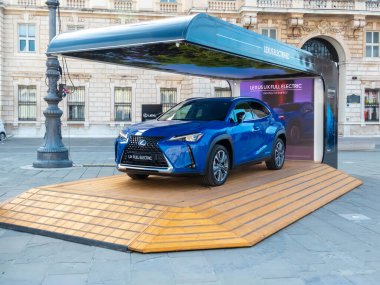 Trieste, İtalya. 8 Ekim 2022. Yeni model Lexus UX Full Electric SUV 'un fotoğrafı standda duruyor..