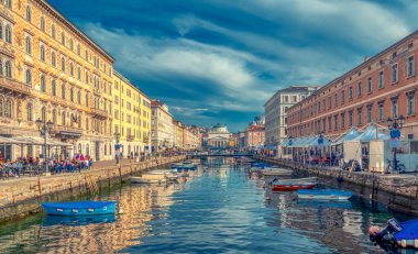 Trieste, İtalya. 8 Ekim 2022. Canal Grande 'de St Antonio Meydanı ve arka planda aynı isimde neoklasik bir kilise olan şehir hayatı.