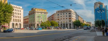 Trieste, İtalya. 8 Ekim 2022. Guglielmo Oberdan Meydanı 'nın panoramik manzarası, çeyrek Borgo Teresiano. Şehirdeki en büyük meydanlardan biri. Trieste, Friuli-Venezia Giulia bölgesi, İtalya.