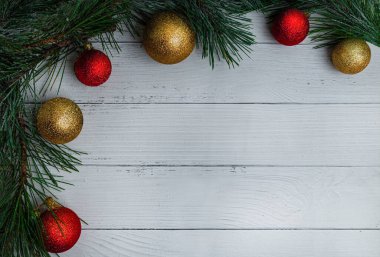 Beyaz ahşap zemin üzerinde Noel dekorasyon
