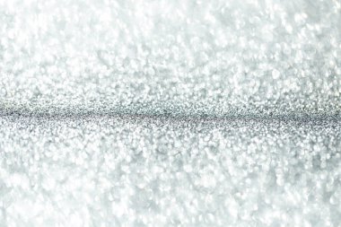 Sihirli bokeh efektleri yaratan sayısız ışıltılı parçacıklarla dolu rüya gibi gümüş parıltılı bir yüzey. Lüks geçmişler, düğün tasarımları, tatil kampanyaları ve zarif markalaşma projeleri için mükemmel..