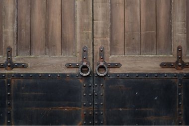 Büyük kaliteli siyah metal ve ahşap çift kapı.