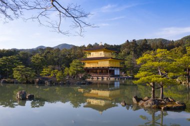 Gölde ve ağaçlarda yansıması olan Altın Çadır