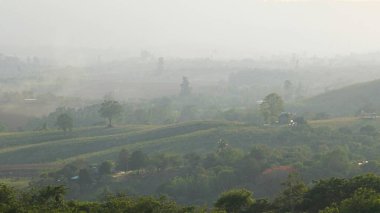 Dağ vadisinde sisli küçük bir ev