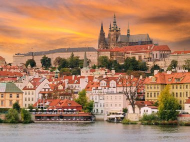 Şafak vakti nehir manzaralı Çek şehri