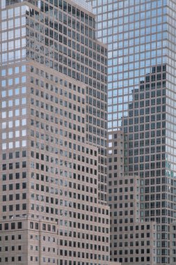 Şehirde ayna yansıması olan yüksek binalar.