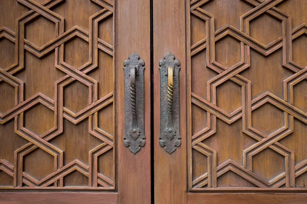 Zbliżenie Mosiężne Klamki Luksusowe Zamki Drewniane Drzwi — Zdjęcie stockowe