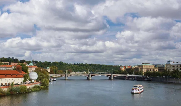 Malerischer Blick Auf Brücke Über Fluss Und Boot — Stockfoto
