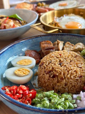 Masaya yakın çekim Tayland yemeği.