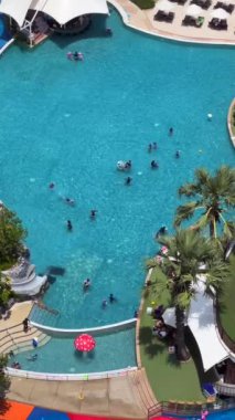 Yüzme havuzunda oynayan insanların yüksek açılı görüntüsü