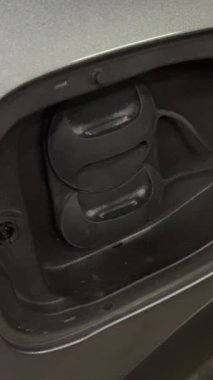 Her vagonun şarj prizini elle açıp şarj etmeye hazırlanın.