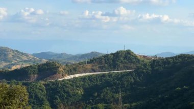 Mavi gökyüzü ile dağdaki otoyol manzarası