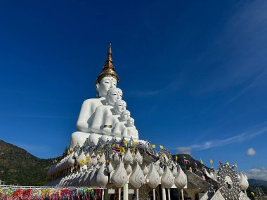 Açık mavi gökyüzü gündüz vakti beyaz Buda heykelleri