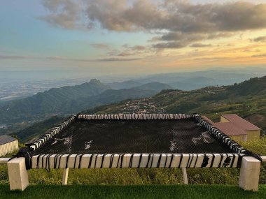 Yuva yatağı dağın yamacında, dağ manzaralı gün batımı zamanı