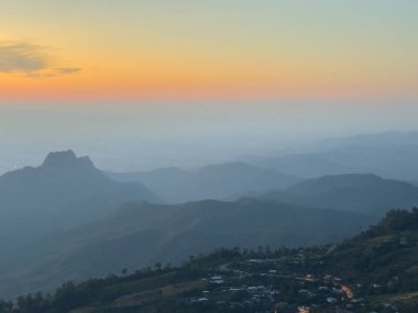 Gün batımında dağın tepesine çıkan yola bak.
