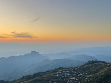 Tavrını takın Dağın tepesindeki köy manzaralı