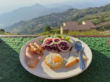 Sabah vakti dağ manzaralı kahvaltı yemeği.