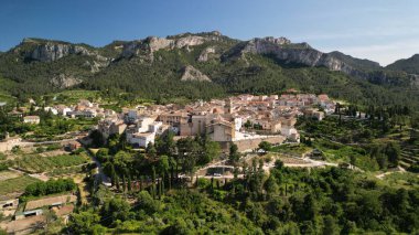 İspanya 'nın Katalunya kentindeki Rivera d' Ebre kasabasının hava manzarası