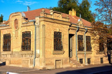 Gün batımında Ukrayna 'da kırmızı tuğlalı evler.