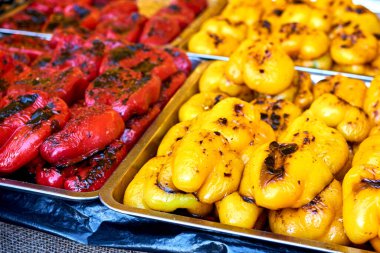 Yemek fuarında kırmızı ve sarı ızgara taze kavrulmuş dolmalık biber. Sokak yemeği.