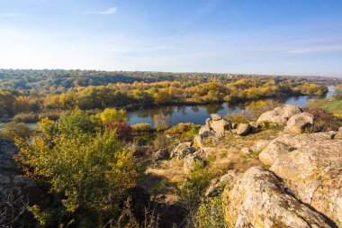 Buzsky Gard, Migeia, Nikolaev bölgesi, Ukrayna 'da güneşli bir sonbahar gününde nehir kıyısındaki kaya parçalarının görüntüsü