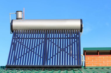 Vakumlu güneş enerjili su ısıtma sistemi evin çatı