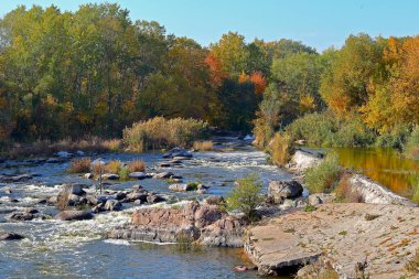 Güney Böceği 'nin akıntılı görüntüsü. Nehrin sonbahar başları