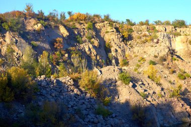 Gün batımında terk edilmiş eski granit ocağı