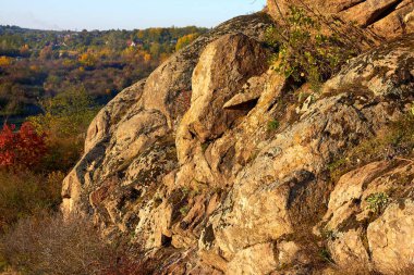 Yaz aylarında güneşli bir günde rezerv Buzsky Gard, Migeia, Mykolaiv region, Ukrayna görünümü kayalık sahil ve Güney Bug Nehri. Yatay açık atış.