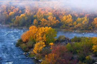 Güney Bug Nehri manzarası ve Buzsky Gard, Migeya, Mykolaiv bölgesi, Ukrayna 'da sakin bir sonbahar sabahı kayaları. Yukarıdan görüntüle