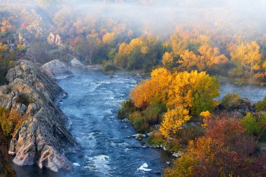 Güney Bug Nehri manzarası ve Buzsky Gard, Migeya, Mykolaiv bölgesi, Ukrayna 'da sakin bir sonbahar sabahı kayaları. Yukarıdan görüntüle